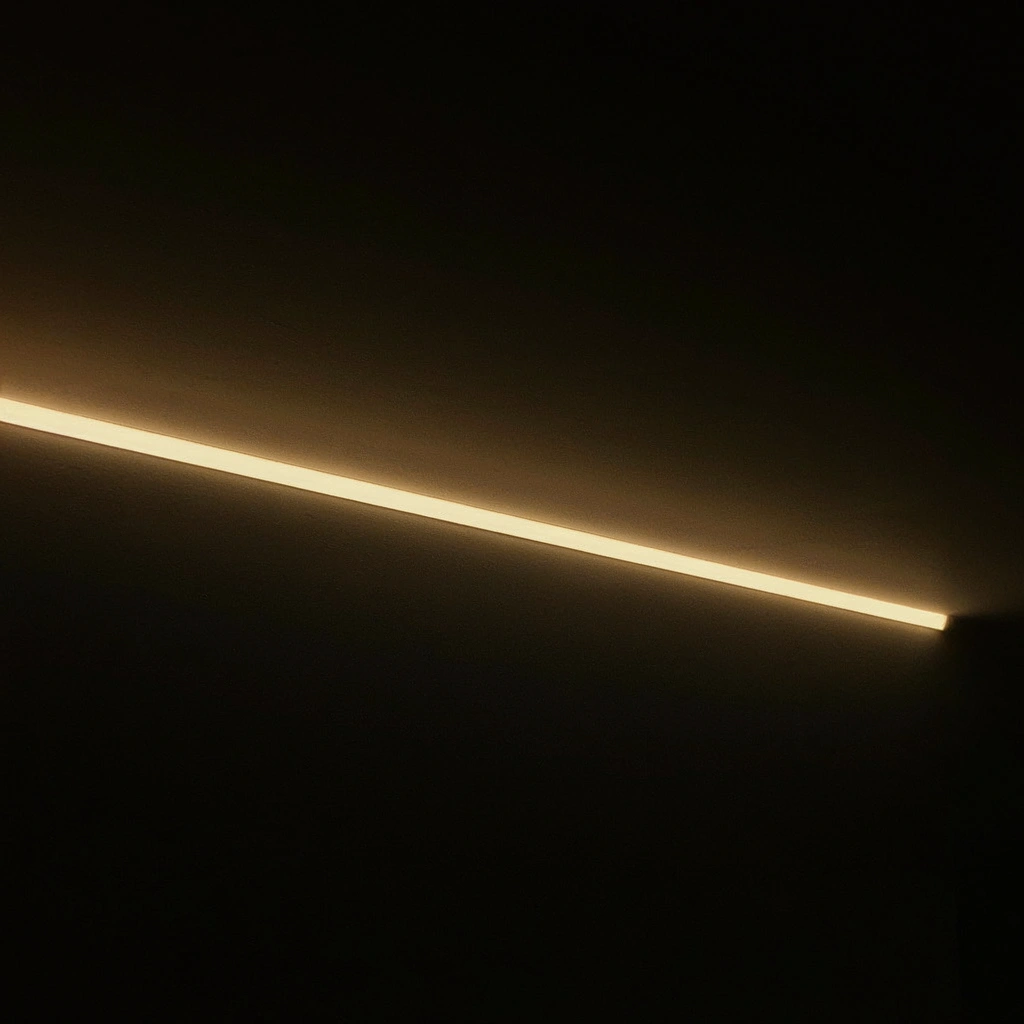 Ruban LED ambré derrière une télévision