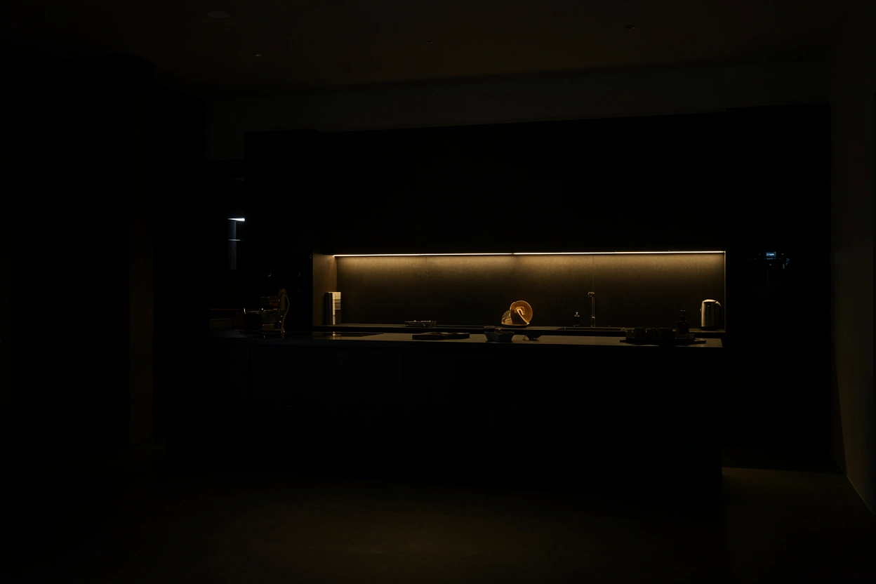 Cuisine moderne éclairée par un ruban LED sous les meubles